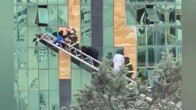 لحظه نجات 8 زن و مرد رشتی از شعله های آتش در مجتمع تجاری میدان گلسار