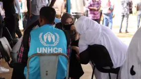 ویدئویی از حضور «آنجلینا جولی» با حجاب اسلامی در کمپ آوارگان بورکینافاسو