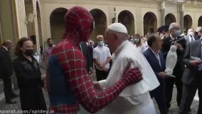 حضور مرد عنکبوتی در کنار پاپ فرانسیس و هدیه دادن او !