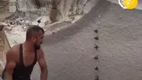 روش مرد سنگ شکن برای نصف کردن سنگ‌های غول پیکر