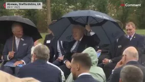 درگیری بوریس جانسون با چتر در مراسم یادبود پلیس