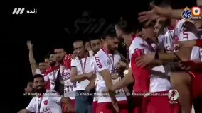 لحظه بالا بردن جام قهرمانی لیگ‌ برتر توسط سیدجلال حسینی