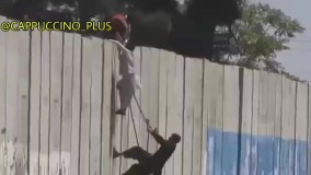 مردم افغانستان در حال بالا رفتن از دیوار فرودگاه