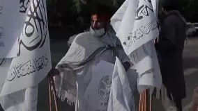 توزیع پرچم‌ های «امارت اسلامی» طالبان در سطح شهر کابل