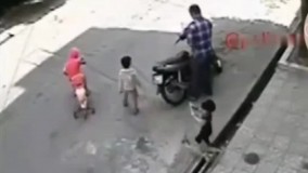لحظه سرقت بی‌رحمانه یک موتورسوار از یک دختربچه بی‌پناه