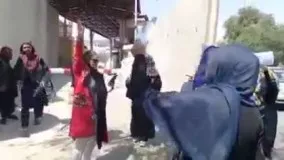 حمله یک عضو طالبان به تجمع زنان معترض در کابل