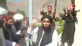 لحظه برافراشتن پرچم طالبان در پنجشیر