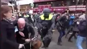 انداختن سگ به جان معترضان در هلند