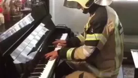 هنرنمایی تماشایی یک آتش‌نشان ایرانی با پیانو