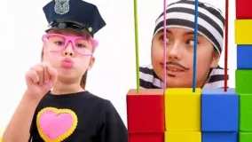 اسباب بازی کودکانهابی هچر وانمود می کند که پلیس است و آموزش مجدد را بازی می کند