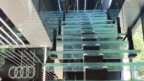 طراحی و اجرای پلکان نیم طبقه نمایشگاه اتومبیل شاین