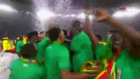 لحظه بالا بردن جام قهرمانی توسط کاپیتان سنگال