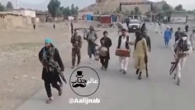طالبان ، سازهای دو خواننده را بر گردنشان آویخت !
