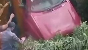 سقوط عجیب پراید روی سقف یک خودرو