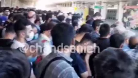 ازدحام و اعتراض مسافران در متروی صادقیه