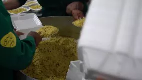 توزیع غذا توسط موکب آذربایجانی های مقیم مشهد در باب الرضای حرم مطهر رضوی