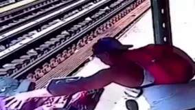 لحظه هولناک پرتاب یک زن به سمت خطوط ریل مترو