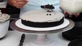 خامه کشی کیک با ابزار خامه کشی
