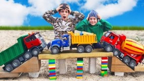 بچه ها با بیل مکانیکی،بولدوزر،میکسر و کامیون با بلوک ها پل می سازند