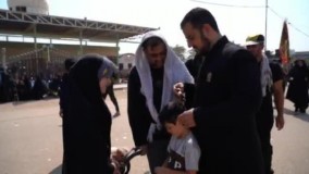اهدای اسباب بازی به کودکان در مشایه توسط خادمان حرم رضوی