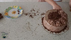 خامه کشی کیک شکلاتی تولد