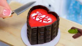 تزیین کیک شکلاتی کیت کت مینیاتوری