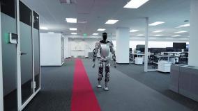 ربات انسان‌نمای تسلا که راه می‌رود