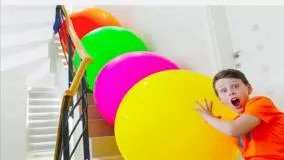برنامه کودک آدریانا - بازی با بادکنک های رنگارنگ