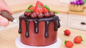 ایده های تزیین کیک شکلاتی توت فرنگی