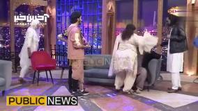 کتک زدن مجری پاکستانی توسط یک خواننده زن معروف